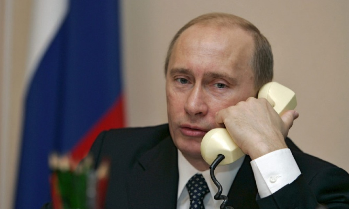 Путин с телефонной трубкой