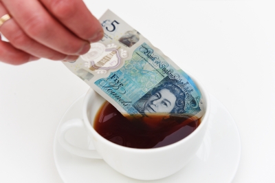 В России начнут выпускать полимерные деньги hot bargains bulletins benosey com new polymer note featuring winston churchill is introduced today but can you really put it in the washing machine wowcher weight loss dramati 400x266 - В России начнут выпускать полимерные деньги
