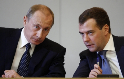 Рейтинг вероятных преемников Путина возглавили Медведев и Собянин medvedev putin 400x256 - Рейтинг вероятных преемников Путина возглавили Медведев и Собянин