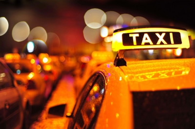 taksi1 400x266 - Со колбасы на хлеб, со служебного авто на такси – Сургутские чиновники начинают экономить казенные деньги