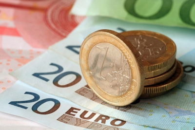 0a71d75b928811f86cba54dfa5e367ef 2 400x267 - Паника на валютном рынке: евро превысил отметку в 80 рублей