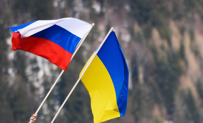 flagi rf i ukrainy 400x243 - Морской бой: на Украине вводят военное положение