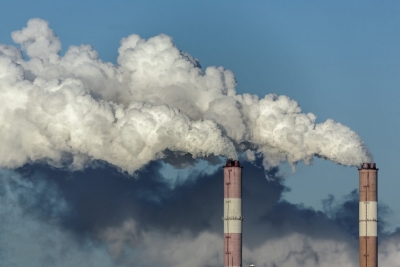 AIR Smokestacks CarbonPollution Shutterstock orig 400x267 - В экологическом рейтинге регионов России Югра в аутсайдерах