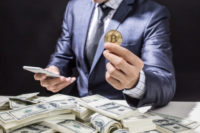 Dollars Money Fingers Coins bitcoin Hands Business 543568 1280x853 400x267 - Российские бизнесмены будут тестировать криптовалюту в финансовых операциях