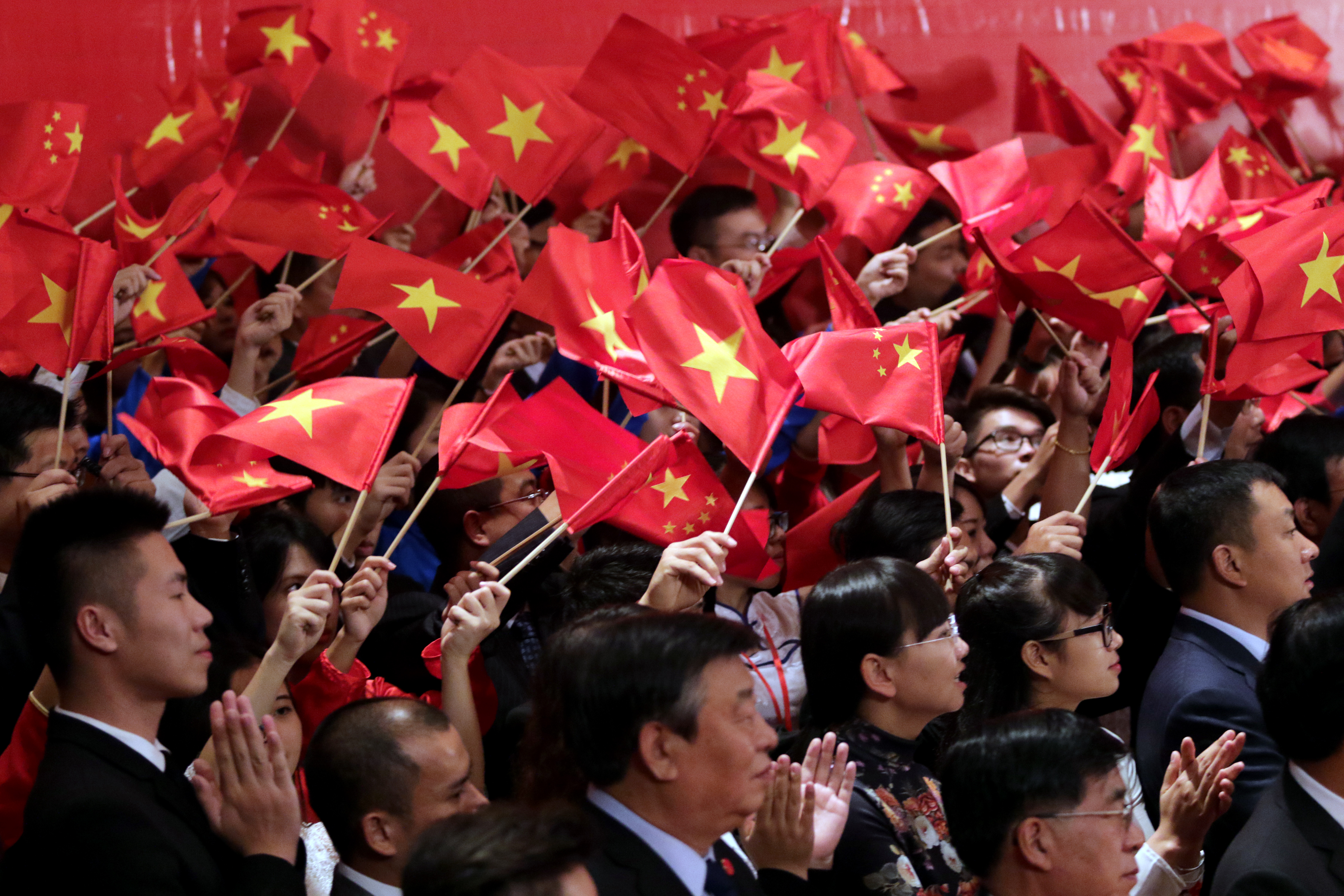 Вьетнамцы и китайцы. Флаг Компартии КНР. Китай люди. Китаец с флажком. Китайский народ.