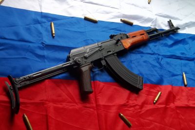 avtomat kalashnikova flag 1 400x266 - За мир во всем мире: Россия - один из крупнейших поставщиков оружия в мире
