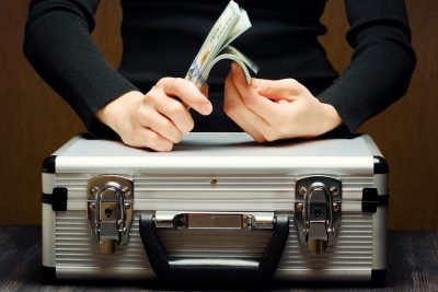 Money briefcase for money Suitcase Hands 520562 4974x3318 400x267 - Большой куш: бывшего владельца банка «Югра» обвиняют в растрате почти 300 миллиардов рублей