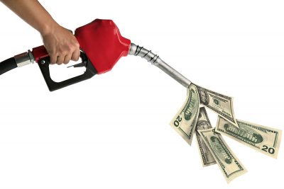 gas pump money 400x267 - Правительство Югры объяснило, почему в нефтедобывающем регионе самый дорогой бензин