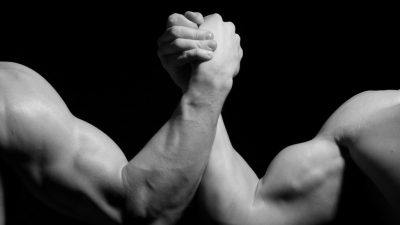 hands men wrestling biceps black and white arm wrestling 79971 3840x2160 e1458864797316 400x225 - Депутат раскритиковал главу сургутского района за «гонку за цифрами»