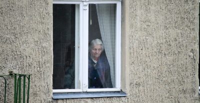 old sad woman looking through window 1430945 400x207 - Югрчан старше 65 лет отправят на карантин и обеспечат двухнедельным запасом продуктов