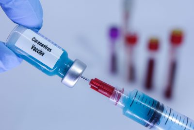 vaccin coronavirus toamna scaled 1 400x267 - В Югре началась массовая вакцинация от коронавируса