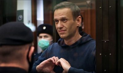 navalnyj komp 1612326456 400x238 - Алексея Навального приговорили к 3,5 годам колонии. США и Евросоюз требуют освободить оппозиционера