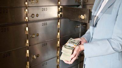 unlocking safe deposit box 400x225 - Югорчане накопили на счетах более 500 миллиардов рублей