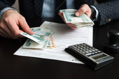 shtraf dengi 400x267 - В России готовятся внести новый «налог на зарплаты»