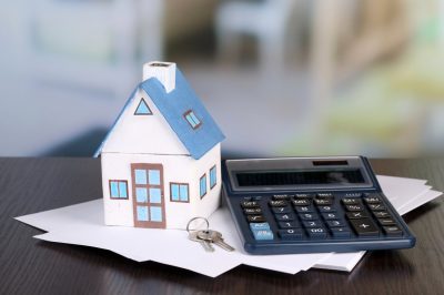 Calculator House Keys Paperwork 252052 400x266 - В Госдуме предложили разработать специальную ипотечную программу для самозанятых