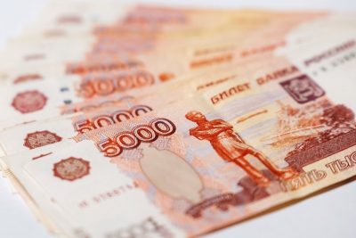 7a81fa52264b5dcb3fa9e74f5698bf96 400x267 - Новые путинские выплаты: пенсионеры и семьи с детьми снова могут получить по 10 тысяч рублей