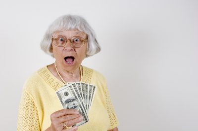 senior citizen old woman money cash bonus 400x266 - Российским пенсионерам – миллионерам придется платить налог на сбережения