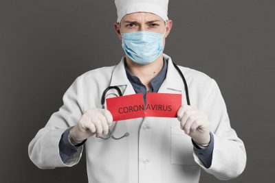 Doctor with face mask tearing red card that says coronovirus 400x267 - Югорчан с COVID-19 будут лечить новыми препаратами