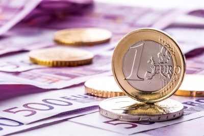 bigstock Several euro banknotes and 84124871 400x267 - Курс евро упал до 57 рублей впервые с 2015 года