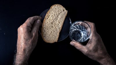 bread and water 400x225 - 20 миллионов россиян живут за чертой бедности