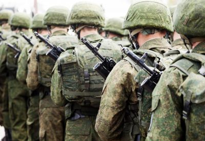 soldiers in a long row with guns 400x276 - Югра потратит на мобилизацию почти 5 млн