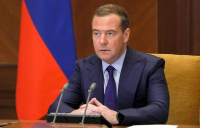 5880753 400x255 - Медведев предложил не пускать «предателей» в Россию и лишить их заработка